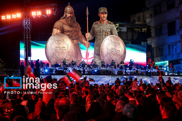 رونمایی از مجسمه «زانو زنندگان برابر ایران»