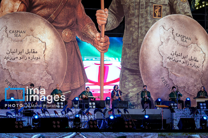 رونمایی از مجسمه «زانو زنندگان برابر ایران»