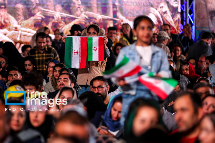 رونمایی از مجسمه «زانو زنندگان برابر ایران»