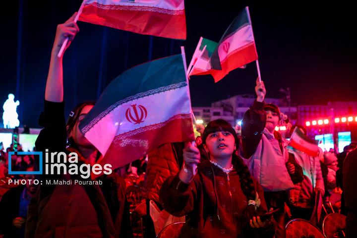 رونمایی از مجسمه «زانو زنندگان برابر ایران»