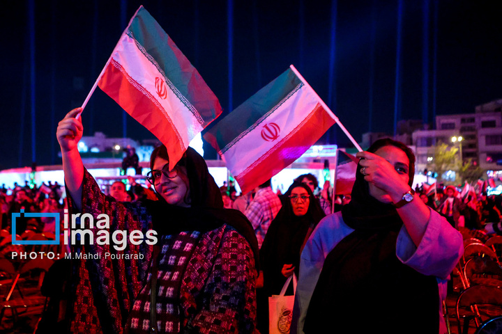 رونمایی از مجسمه «زانو زنندگان برابر ایران»