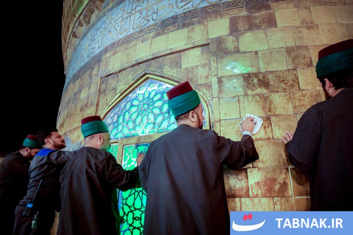 غبارروبی گنبد حرم مطهر اباعبدالله الحسین علیه‌السلام