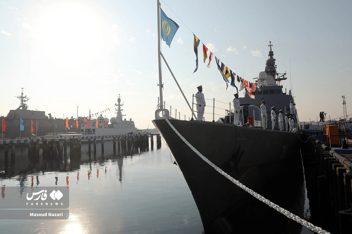 رونمایی و الحاق ناوشکن و پایگاه شناوری جدید به نیروی دریایی ارتش