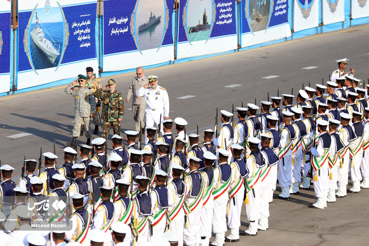 رونمایی و الحاق ناوشکن و پایگاه شناوری جدید به نیروی دریایی ارتش