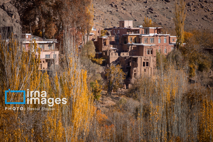 پاییز بی‌عابر ابیانه