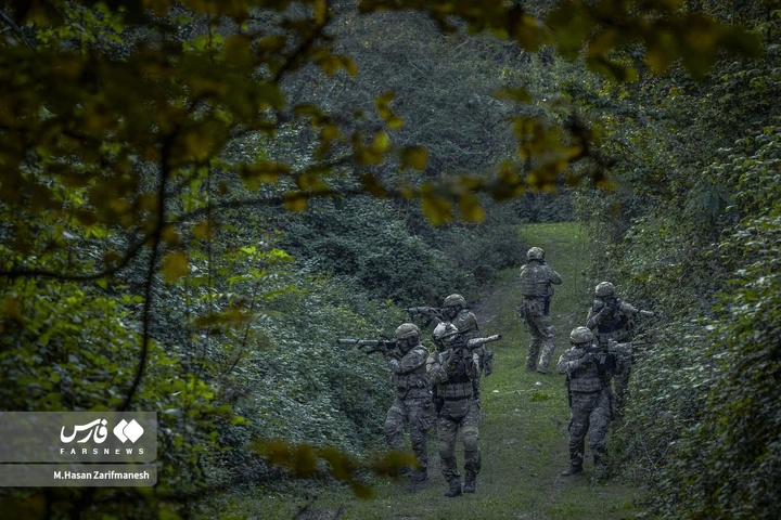 تمرین تخصصی رزم در جنگل توسط یگان ویژۀ فاتحین