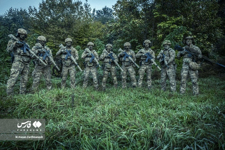 تمرین تخصصی رزم در جنگل توسط یگان ویژۀ فاتحین