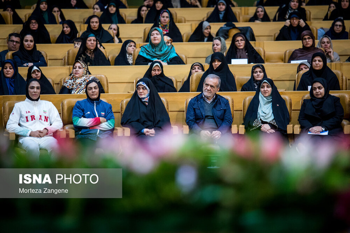 آیین گرامیداشت «روز زن و مقام مادر»
