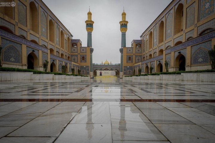 قطرات باران شادمانه در حرم امیرالمومنین امام علی (علیه السلام) و صحن حضرت زهرا (سلام الله علیها) می بارد.