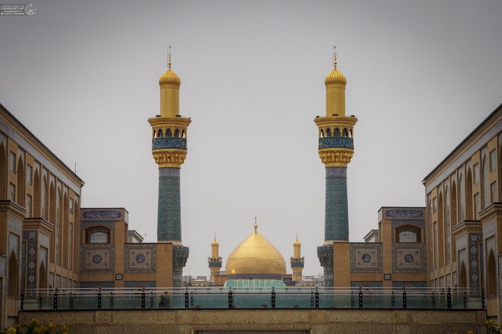 قطرات باران شادمانه در حرم امیرالمومنین امام علی (علیه السلام) و صحن حضرت زهرا (سلام الله علیها) می بارد.