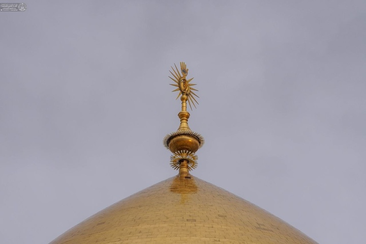 قطرات باران شادمانه در حرم امیرالمومنین امام علی (علیه السلام) و صحن حضرت زهرا (سلام الله علیها) می بارد.