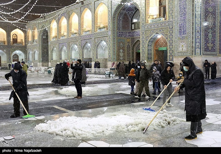 بارش برف در حرم مطهر رضوی