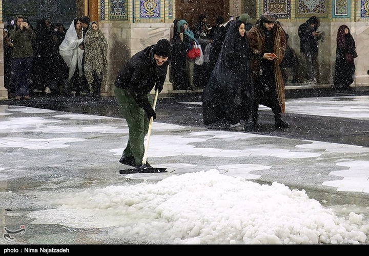 بارش برف در حرم مطهر رضوی