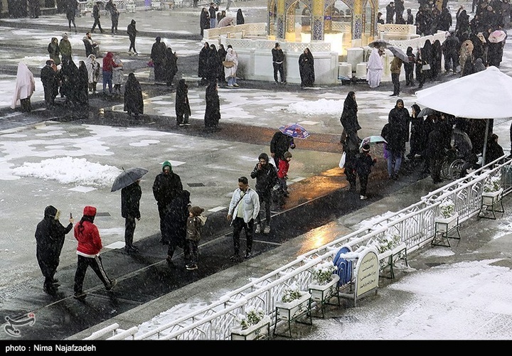 بارش برف در حرم مطهر رضوی