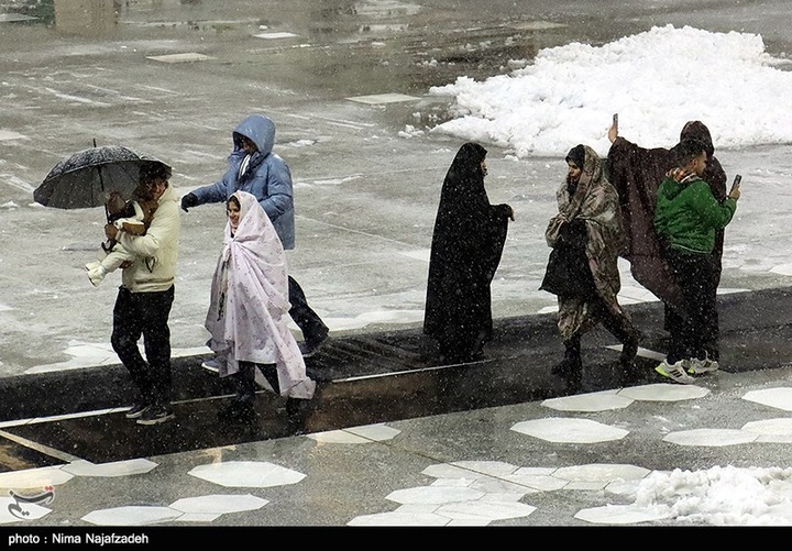 بارش برف در حرم مطهر رضوی