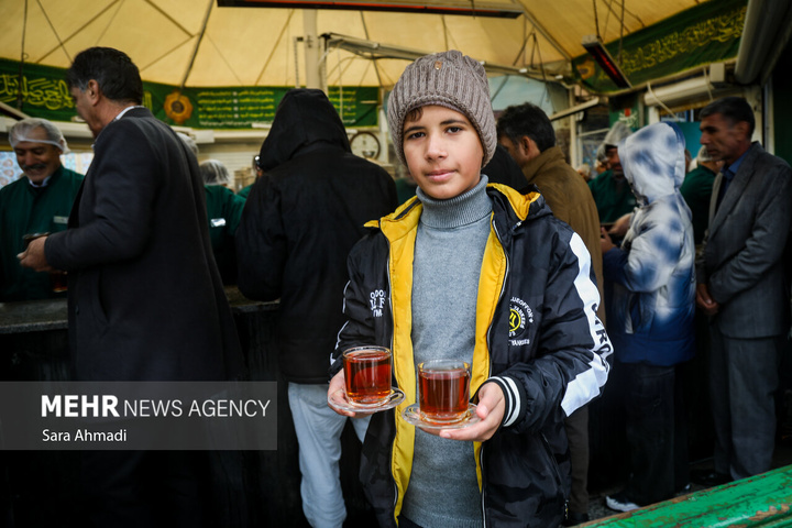 پذیرایی از زائران در چایخانه های حرم مطهر امام رضا علیه السلام