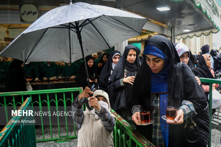 پذیرایی از زائران در چایخانه های حرم مطهر امام رضا علیه السلام