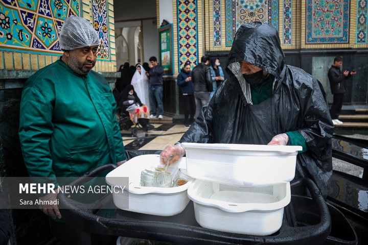 پذیرایی از زائران در چایخانه های حرم مطهر امام رضا علیه السلام
