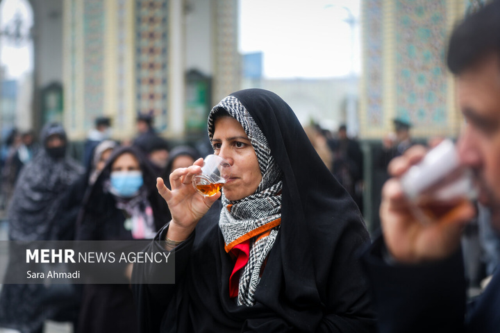 پذیرایی از زائران در چایخانه های حرم مطهر امام رضا علیه السلام