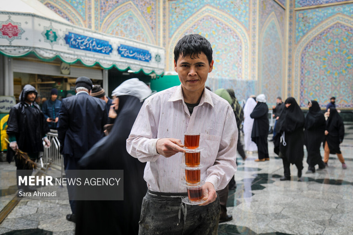 پذیرایی از زائران در چایخانه های حرم مطهر امام رضا علیه السلام