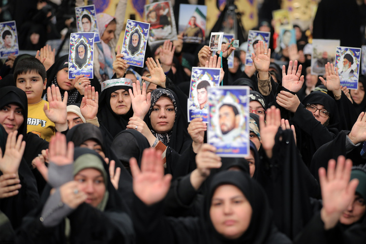 دیدار خانواده شهدای اقتدار با رهبر انقلاب در روز میلاد امیرالمومنین علیه‌السلام