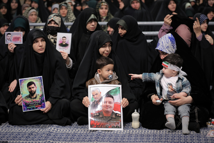 دیدار خانواده شهدای اقتدار با رهبر انقلاب در روز میلاد امیرالمومنین علیه‌السلام