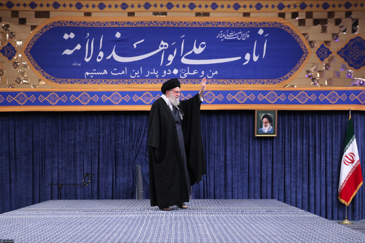 دیدار خانواده شهدای اقتدار با رهبر انقلاب در روز میلاد امیرالمومنین علیه‌السلام