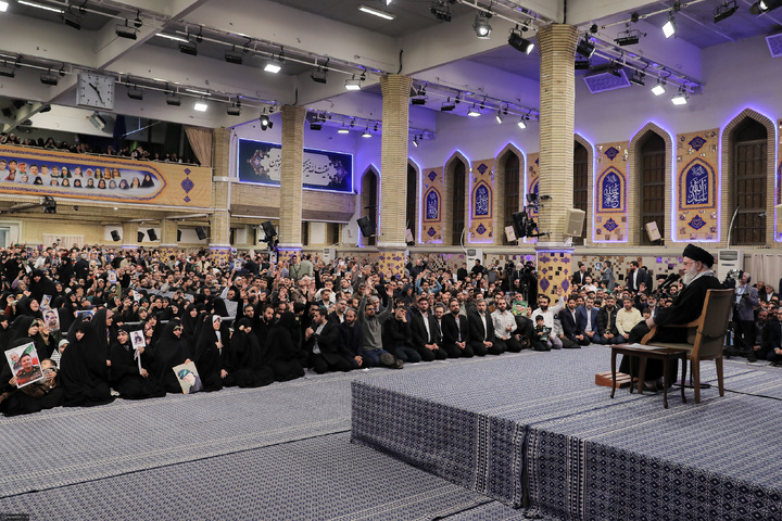 دیدار خانواده شهدای اقتدار با رهبر انقلاب در روز میلاد امیرالمومنین علیه‌السلام