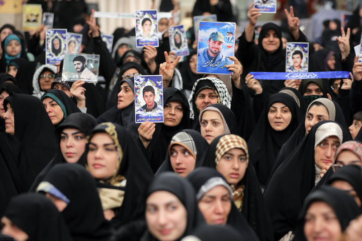 دیدار خانواده شهدای اقتدار با رهبر انقلاب در روز میلاد امیرالمومنین علیه‌السلام