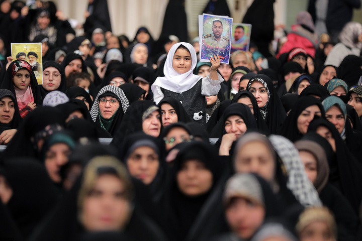 دیدار خانواده شهدای اقتدار با رهبر انقلاب در روز میلاد امیرالمومنین علیه‌السلام