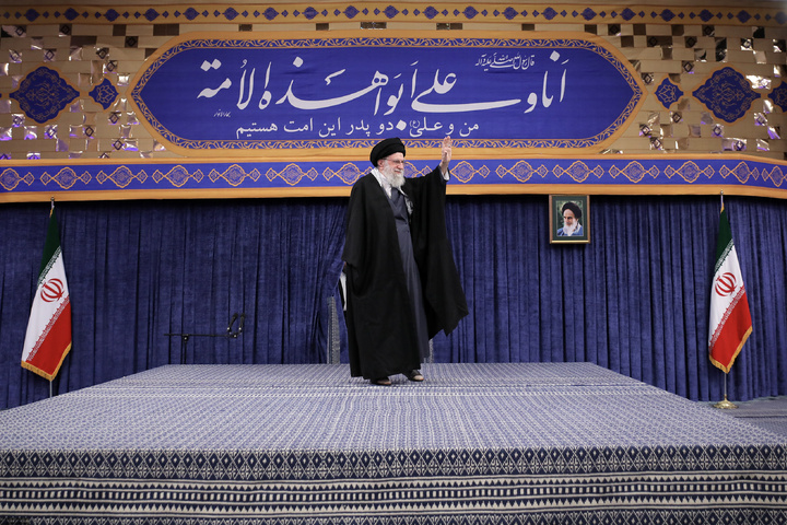 دیدار خانواده شهدای اقتدار با رهبر انقلاب در روز میلاد امیرالمومنین علیه‌السلام