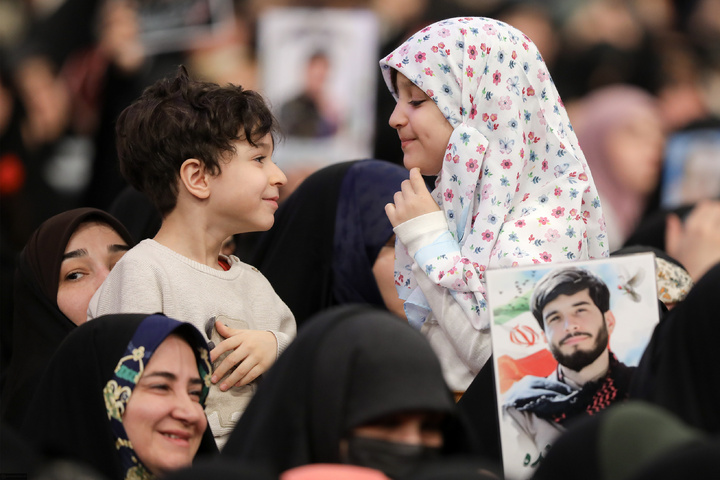 دیدار خانواده شهدای اقتدار با رهبر انقلاب در روز میلاد امیرالمومنین علیه‌السلام