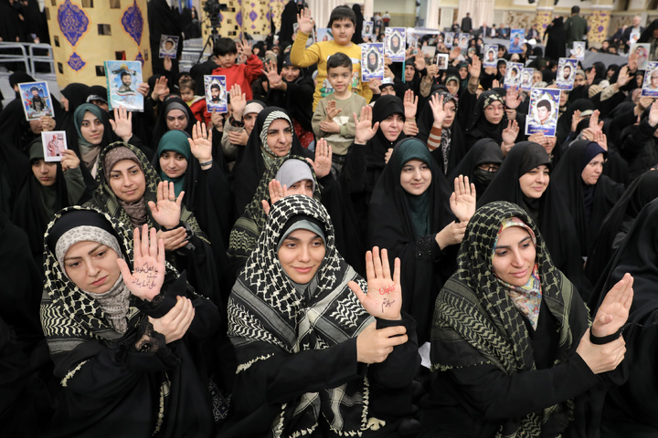 دیدار خانواده شهدای اقتدار با رهبر انقلاب در روز میلاد امیرالمومنین علیه‌السلام