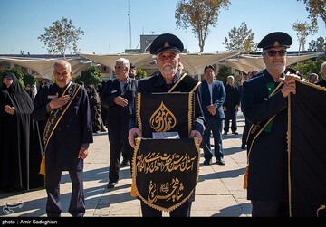 آیین تعویض پرچم و سیاه پوشان حرم مطهر حضرت شاهچراغ علیه السلام
