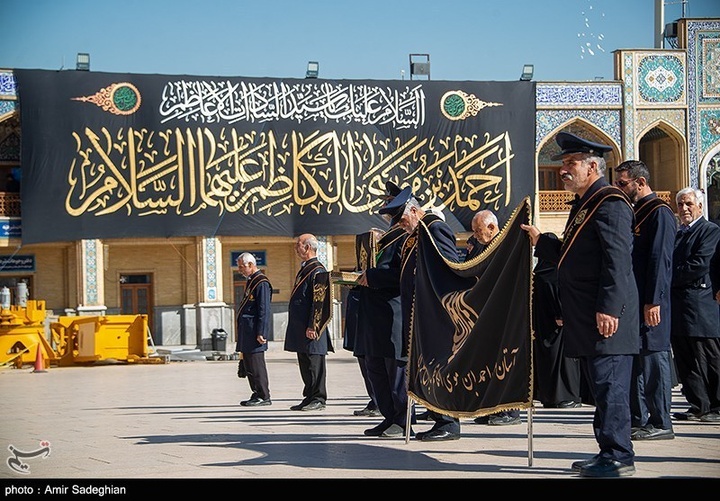 آیین تعویض پرچم و سیاه پوشان حرم مطهر حضرت شاهچراغ علیه السلام
