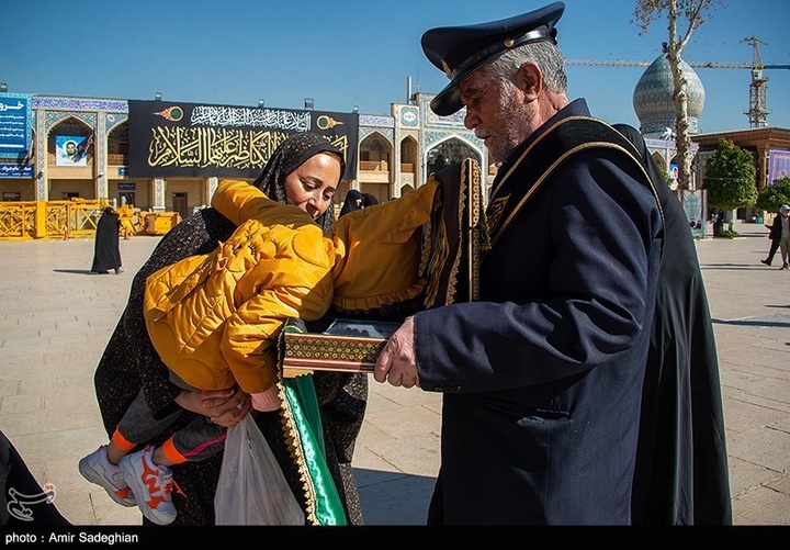 آیین تعویض پرچم و سیاه پوشان حرم مطهر حضرت شاهچراغ علیه السلام