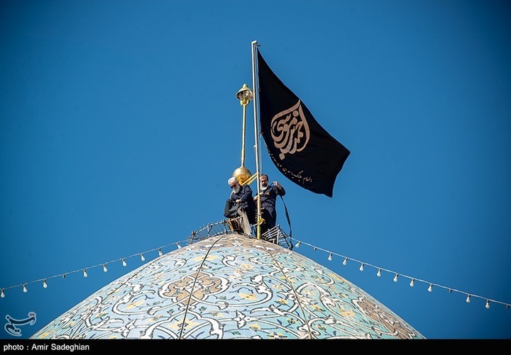 آیین تعویض پرچم و سیاه پوشان حرم مطهر حضرت شاهچراغ علیه السلام