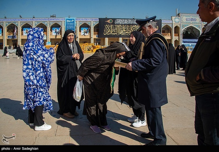 آیین تعویض پرچم و سیاه پوشان حرم مطهر حضرت شاهچراغ علیه السلام