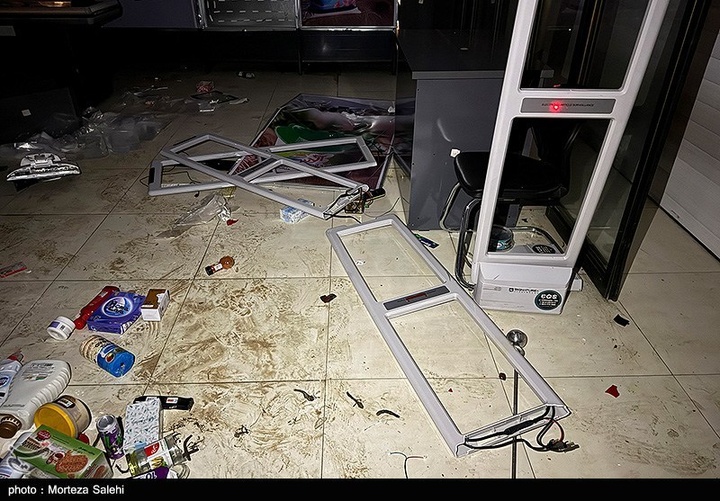 تخریب بازار روز توسط اغتشاشگران در مبارکه اصفهان