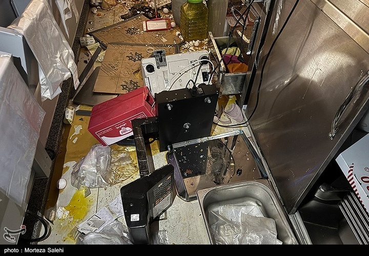 تخریب بازار روز توسط اغتشاشگران در مبارکه اصفهان