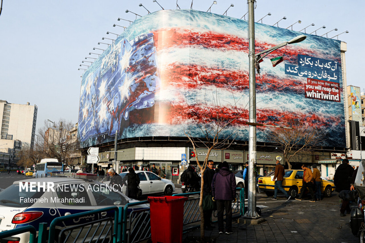 رونمایی از طرح جدید دیوارنگاره میدان انقلاب اسلامی