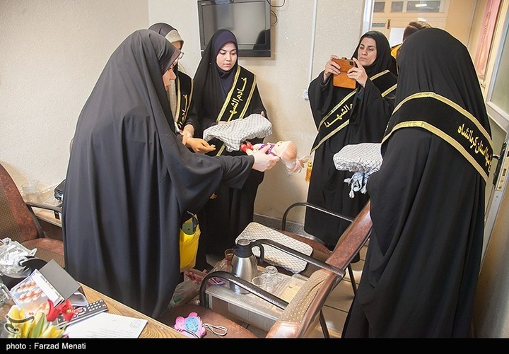 اهدای لباسهای شهیده ملینا اسدی به موزه دفاع مقدس-کرمانشاه