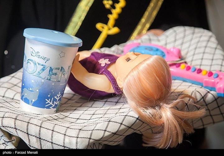 اهدای لباسهای شهیده ملینا اسدی به موزه دفاع مقدس-کرمانشاه