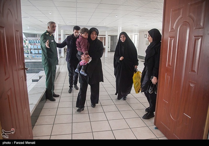 اهدای لباسهای شهیده ملینا اسدی به موزه دفاع مقدس-کرمانشاه