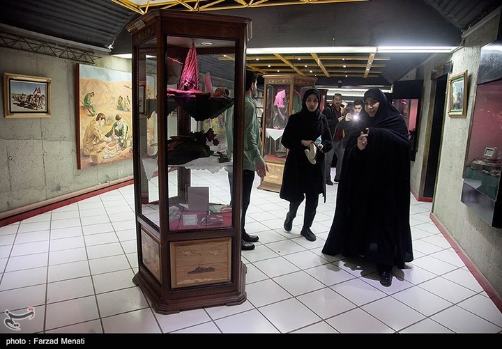 اهدای لباسهای شهیده ملینا اسدی به موزه دفاع مقدس-کرمانشاه