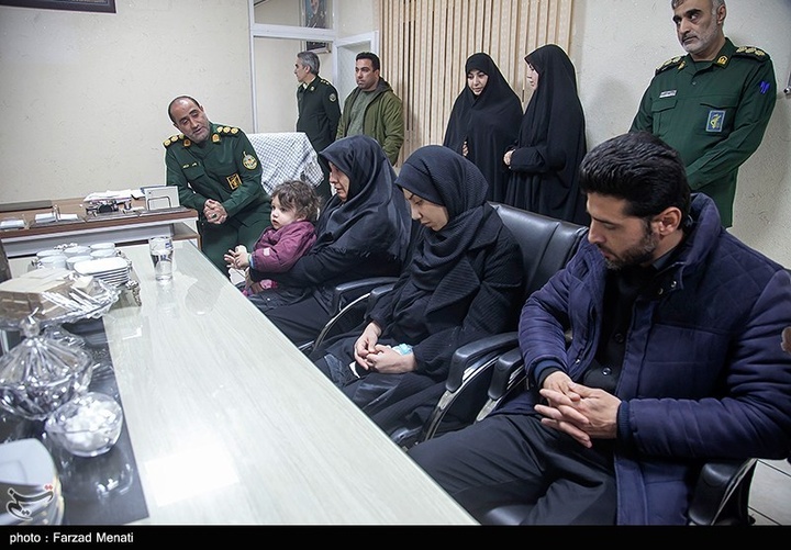 اهدای لباسهای شهیده ملینا اسدی به موزه دفاع مقدس-کرمانشاه