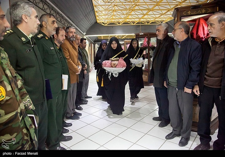 اهدای لباسهای شهیده ملینا اسدی به موزه دفاع مقدس-کرمانشاه