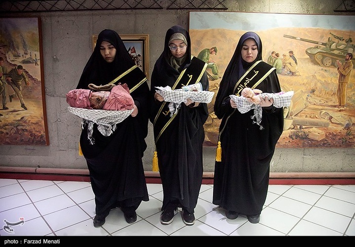 اهدای لباسهای شهیده ملینا اسدی به موزه دفاع مقدس-کرمانشاه