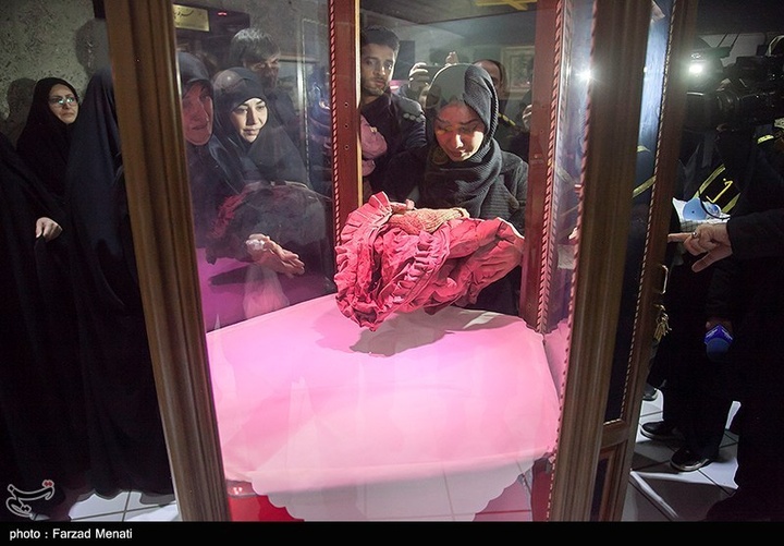 اهدای لباسهای شهیده ملینا اسدی به موزه دفاع مقدس-کرمانشاه