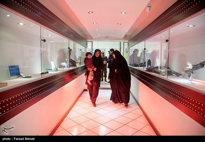 اهدای لباسهای شهیده ملینا اسدی به موزه دفاع مقدس-کرمانشاه